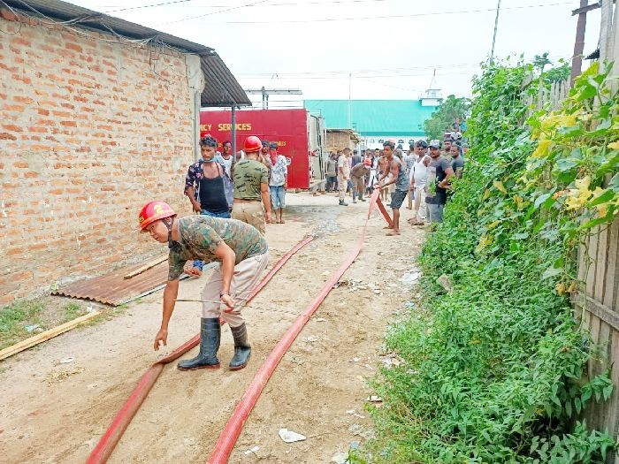Following the report of a fire incident, fire fighters arrive at Zeliang Colony, Burma Camp, Dimapur on September 14. Fire & Emergency Services mobilized a quick response team from Fire Station, Dimapur (Central) to control the fire and pressed two fire tenders into action. “Due to timely response from Fire Personnel, properties worth over Rs 10 lakh could be salvaged and prevented the fire from spreading and also the gas cylinder from explosion,” a report from the Fire & Emergency Services department informed. According to the report “there was no casualty. Cause of fire is due to commercial LPG cylinder hose leakages.” The response team was led by Duty Commander ASI G Niamlungpou Gonmei.